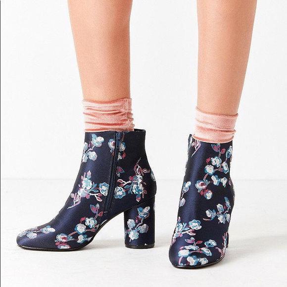 URBAN OUTFITTERS JULIET BOOTIES - Picture 2 of 6
